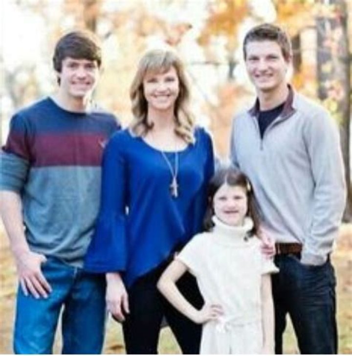 Mia Robertson - Age, Family, Bio